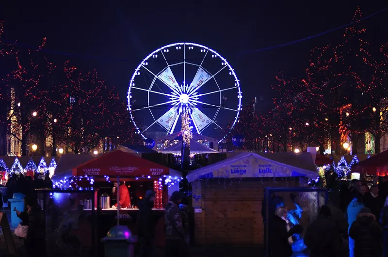 Kraampjes en reuzenrad van Winterpret - Plaisirs d'Hiver in Brussel
