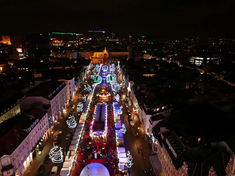 Luchtfoto van de verlichte kerstmarkt langs de Brusselse boulevards