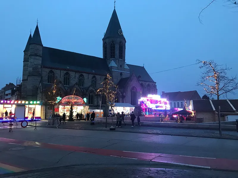 Verlichte kerstbomen en lichtslingers in het centrum van Deinze