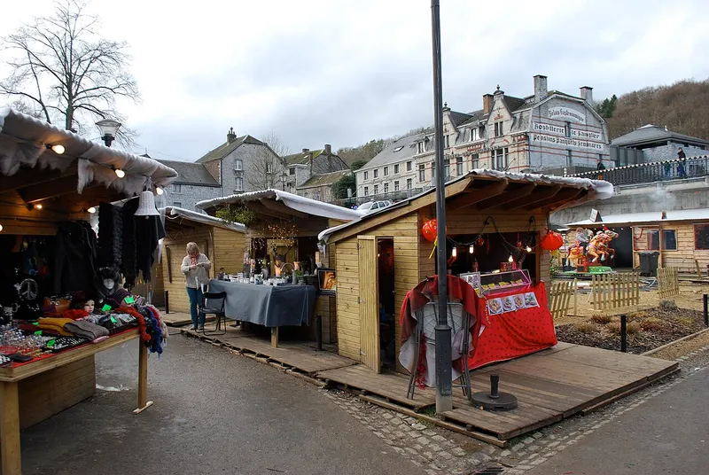 Marché de Noël de Durbuy illuminé de nuit avec ses arbres lumineux