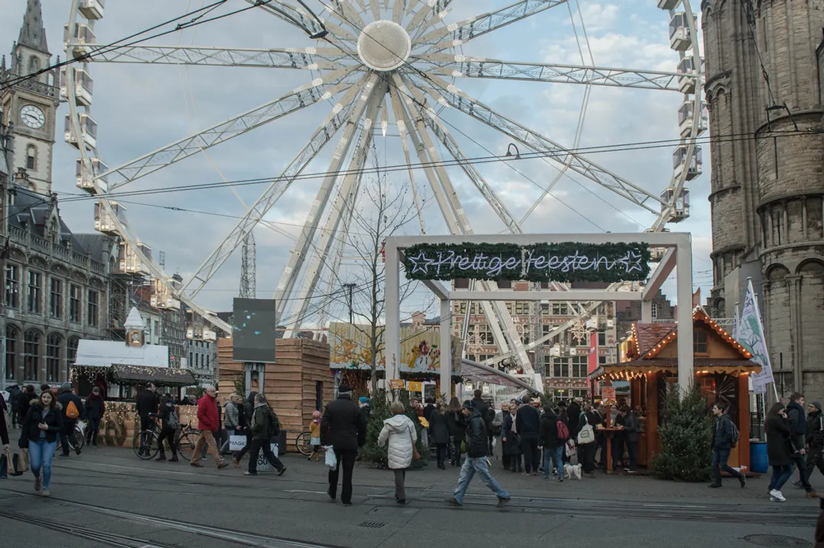 Reuzenrad en ingangspoort van de Gentse Winterfeesten aan de Korenmarkt