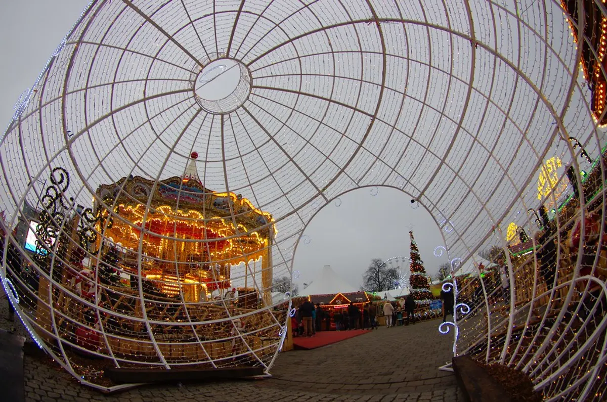 Draaimolen in een grote verlichte bol op Winterland Hasselt