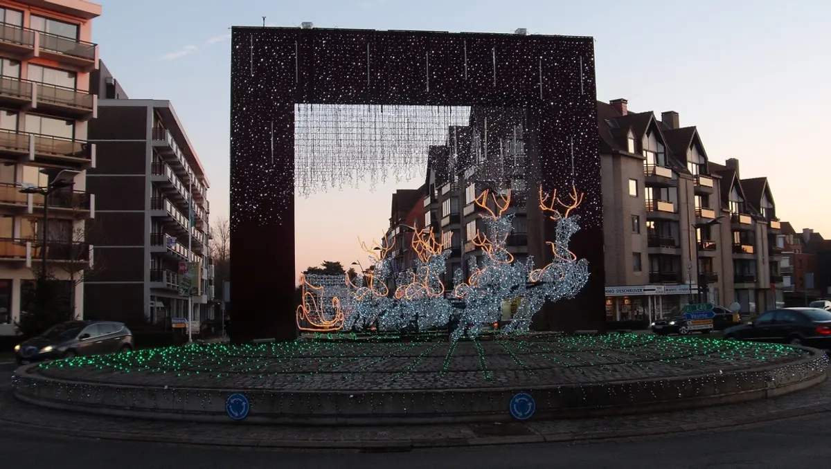 Lichtpoort met verlichte rendieren en slee als kerstversiering in Koksijde