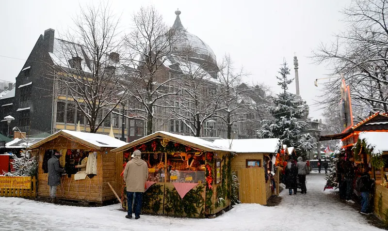 Marché de Noël de Liège sous la neige devant le Palais
