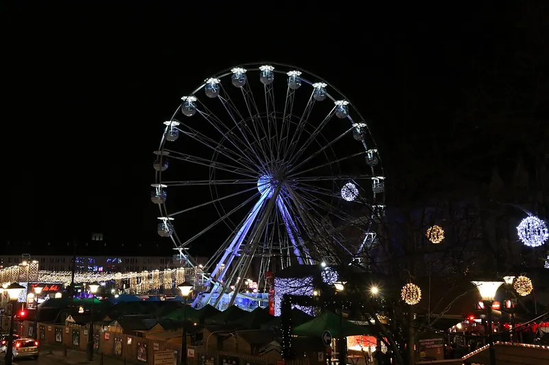 Grande roue illuminée au Village de Noël de Liège de nuit