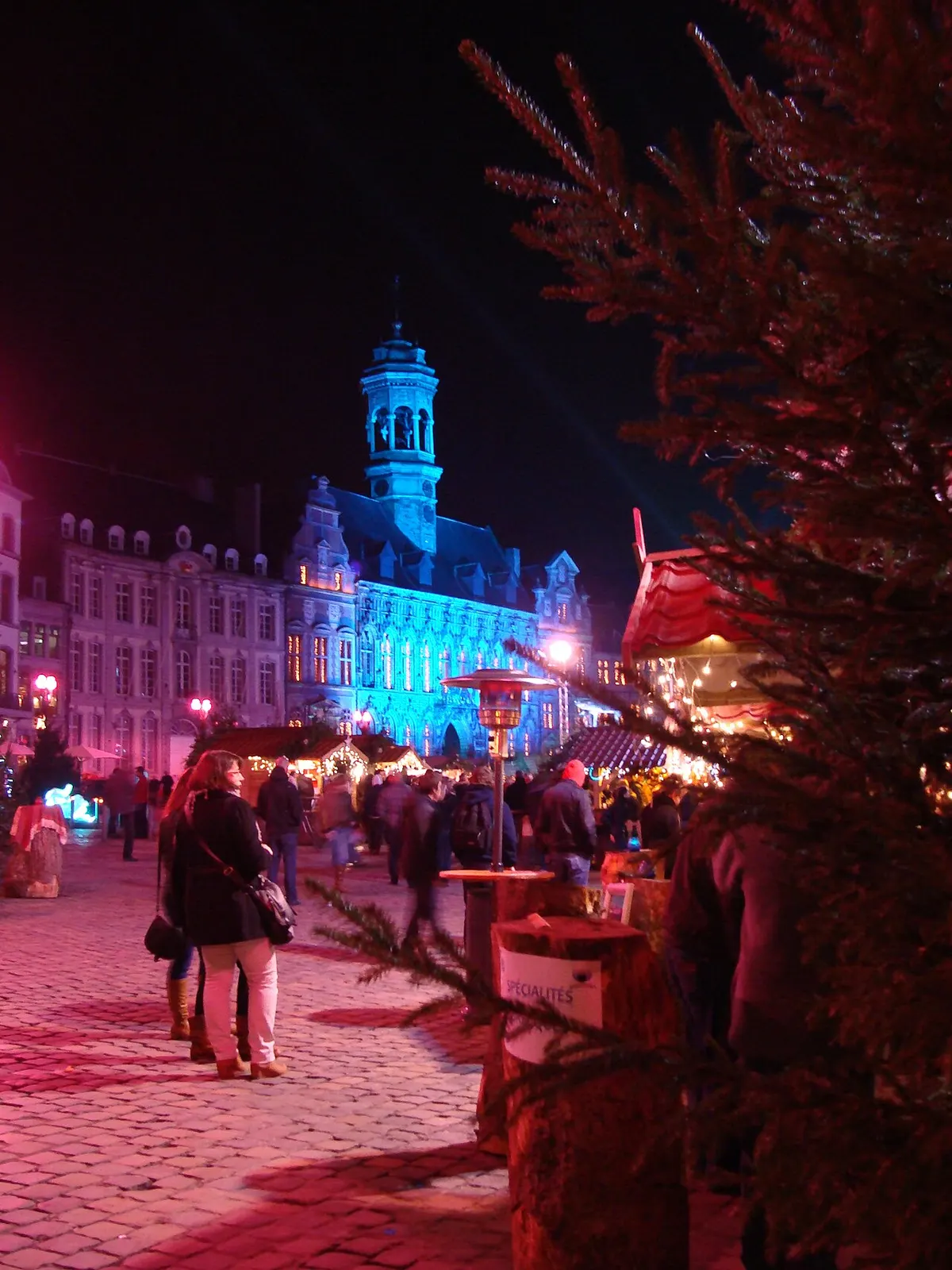 Marché de Noël sur la Grand-Place de Mons devant l'hôtel de ville illuminé