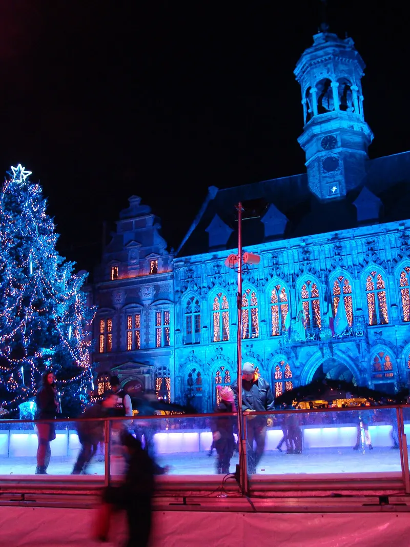 Hôtel de ville de Mons illuminé en bleu et sapin de Noël