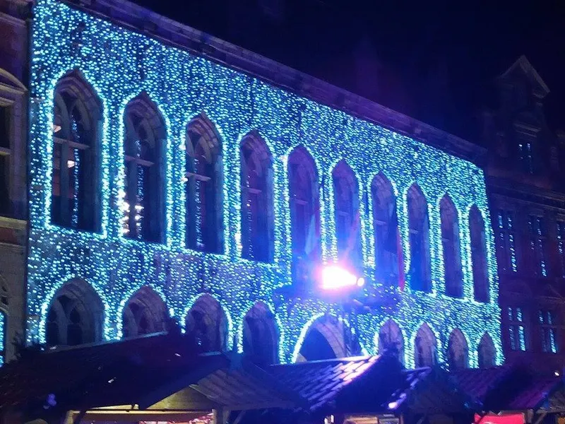 Foule devant les chalets du marché de Noël de Mons