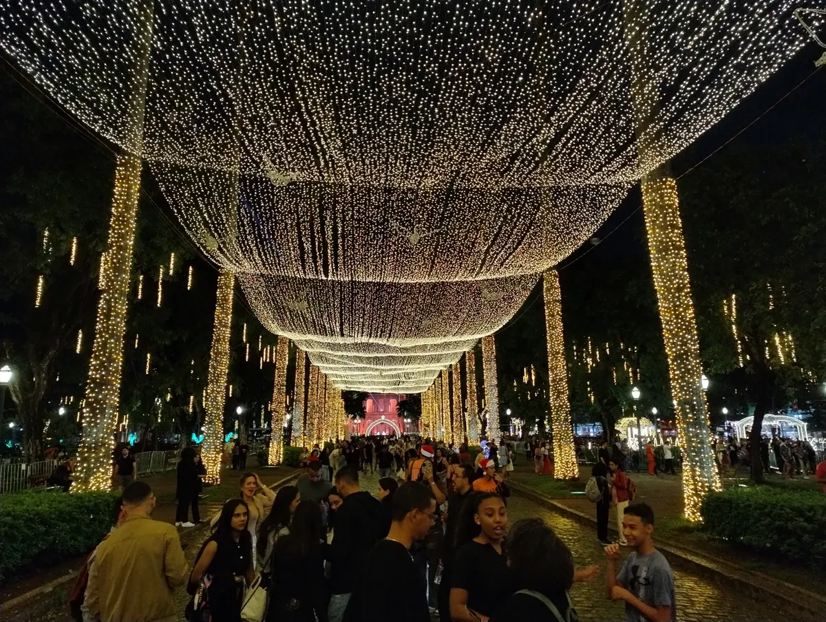Túnel de luzes de Natal na Praça da Liberdade, em Belo Horizonte