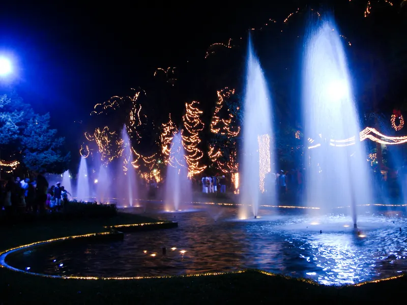 Fontes iluminadas e luzes de Natal na Praça da Liberdade, em Belo Horizonte