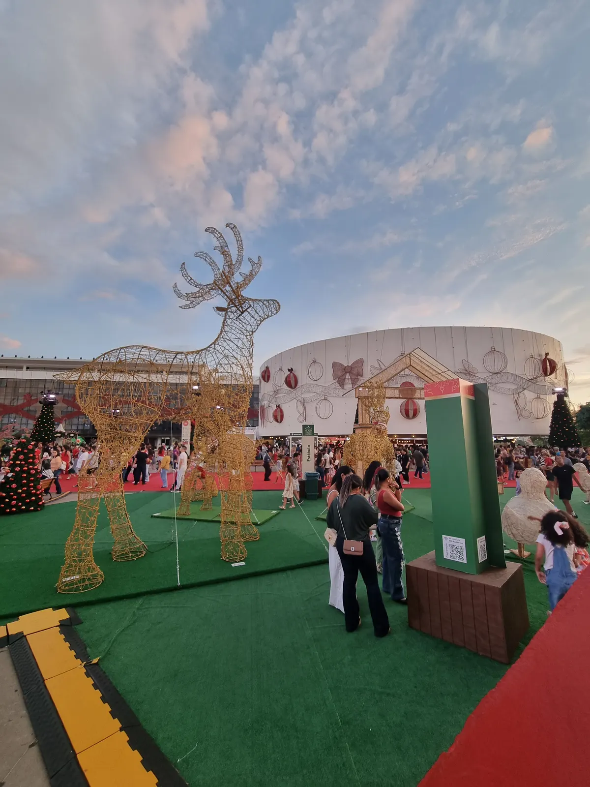 Rena de arame iluminada e cenário de Natal no Centro Cultural Oscar Niemeyer, em Goiânia