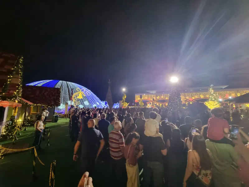 Multidão e cúpula iluminada à noite no Natal do Bem, em Goiânia