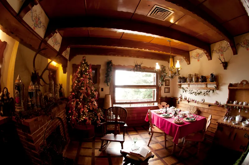 Sala de chá decorada com árvore de Natal na Aldeia do Papai Noel, em Gramado