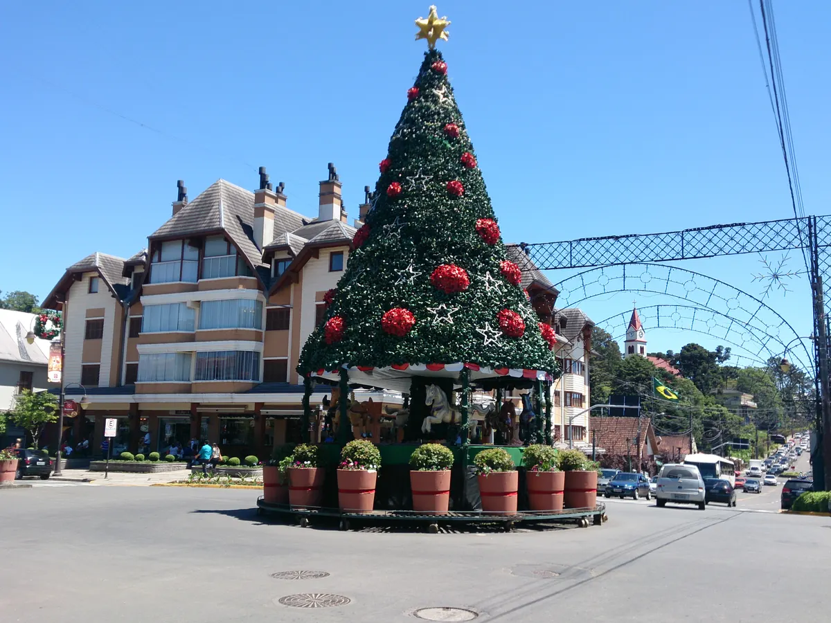 Árvore de Natal gigante na praça central de Gramado durante o Natal Luz