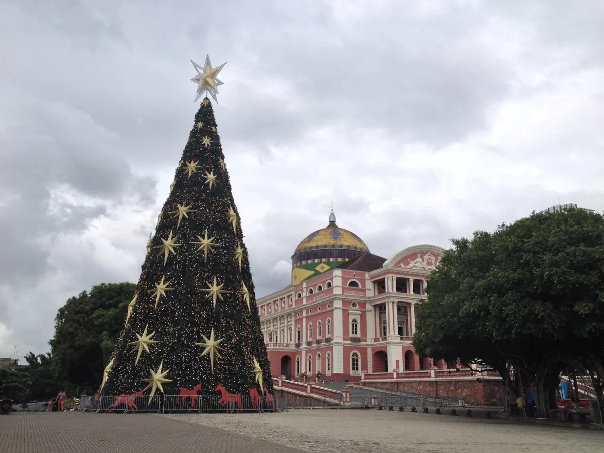 Grande árvore de Natal diante do Teatro Amazonas, no Largo de São Sebastião, em Manaus