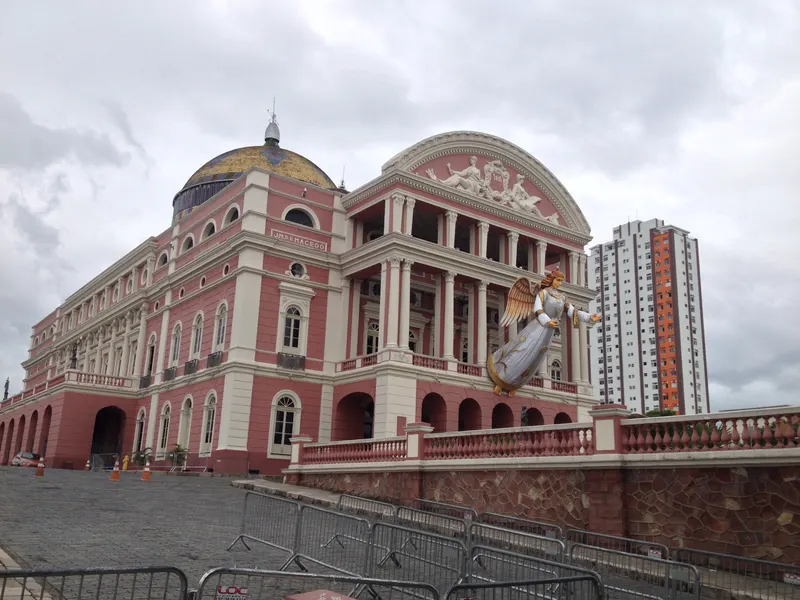 Anjo de Natal na fachada do Teatro Amazonas, em Manaus