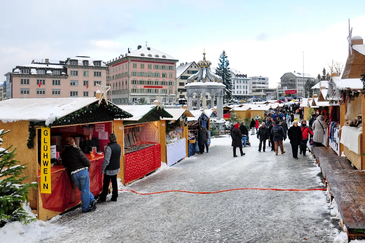 Verschneite Marktstände des Einsiedler Weihnachtsmarkts