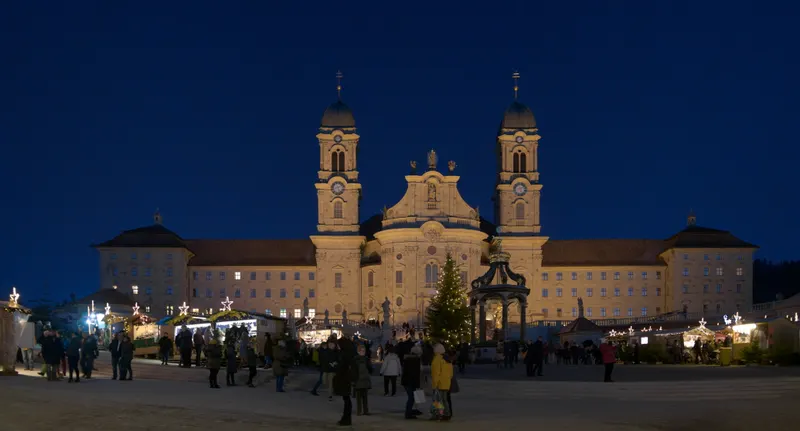 Kloster Einsiedeln und Weihnachtsmarkt in der Dämmerung