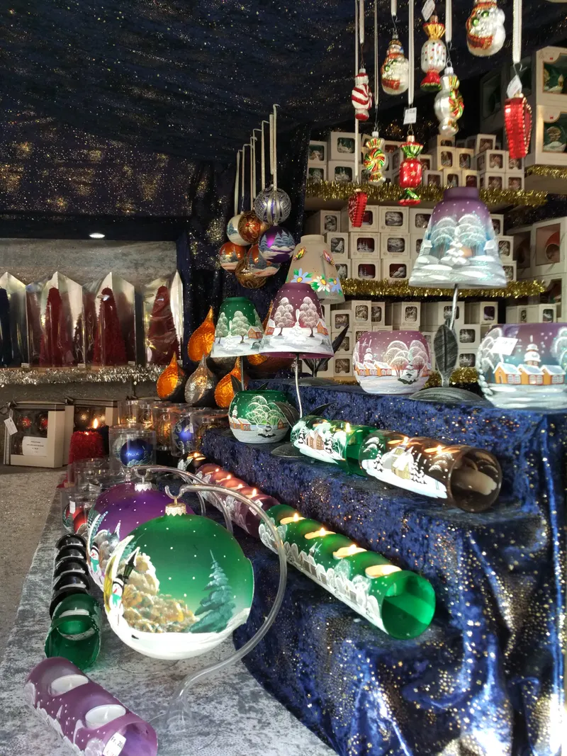 Étal de boules de Noël peintes et de lanternes au Marché de Noël de Montreux