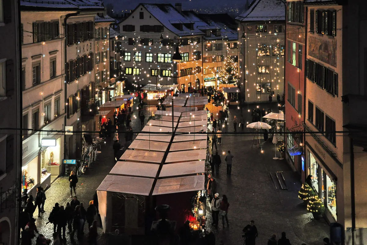 Christkindlimärt auf dem Hauptplatz in Rapperswil mit dem Rathaus