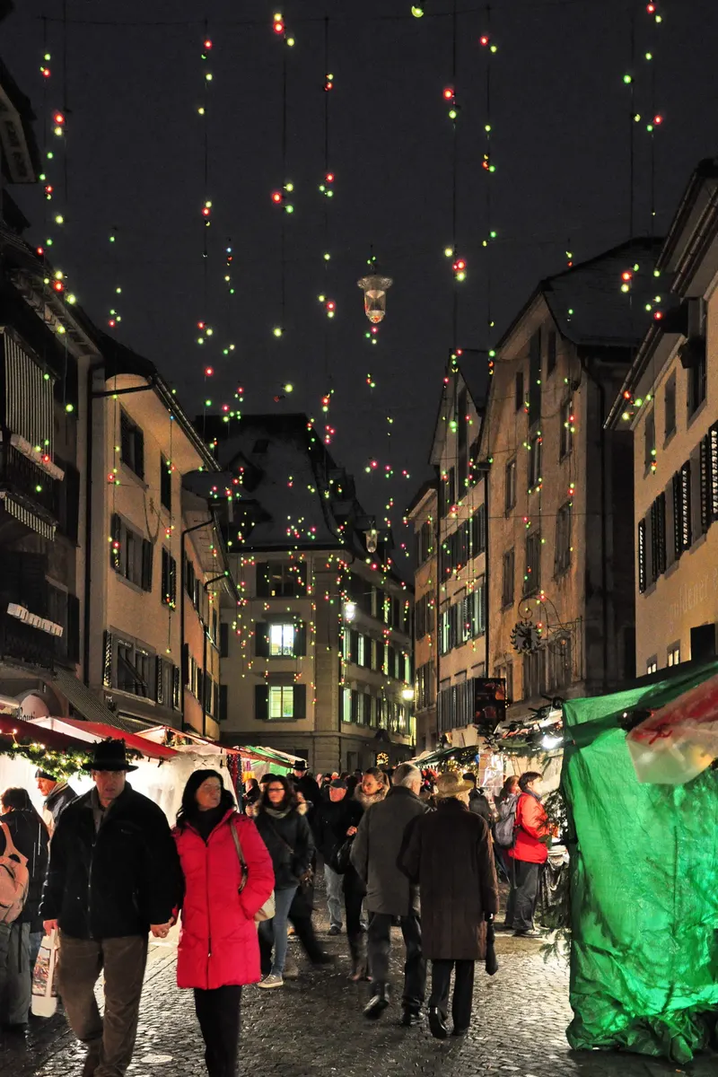 Marktstände in der Marktgasse beim Christkindlimärt in Rapperswil