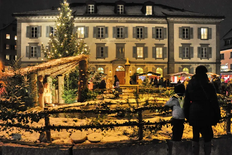 Christkindlimärt auf dem Fischmarktplatz in Rapperswil am Abend