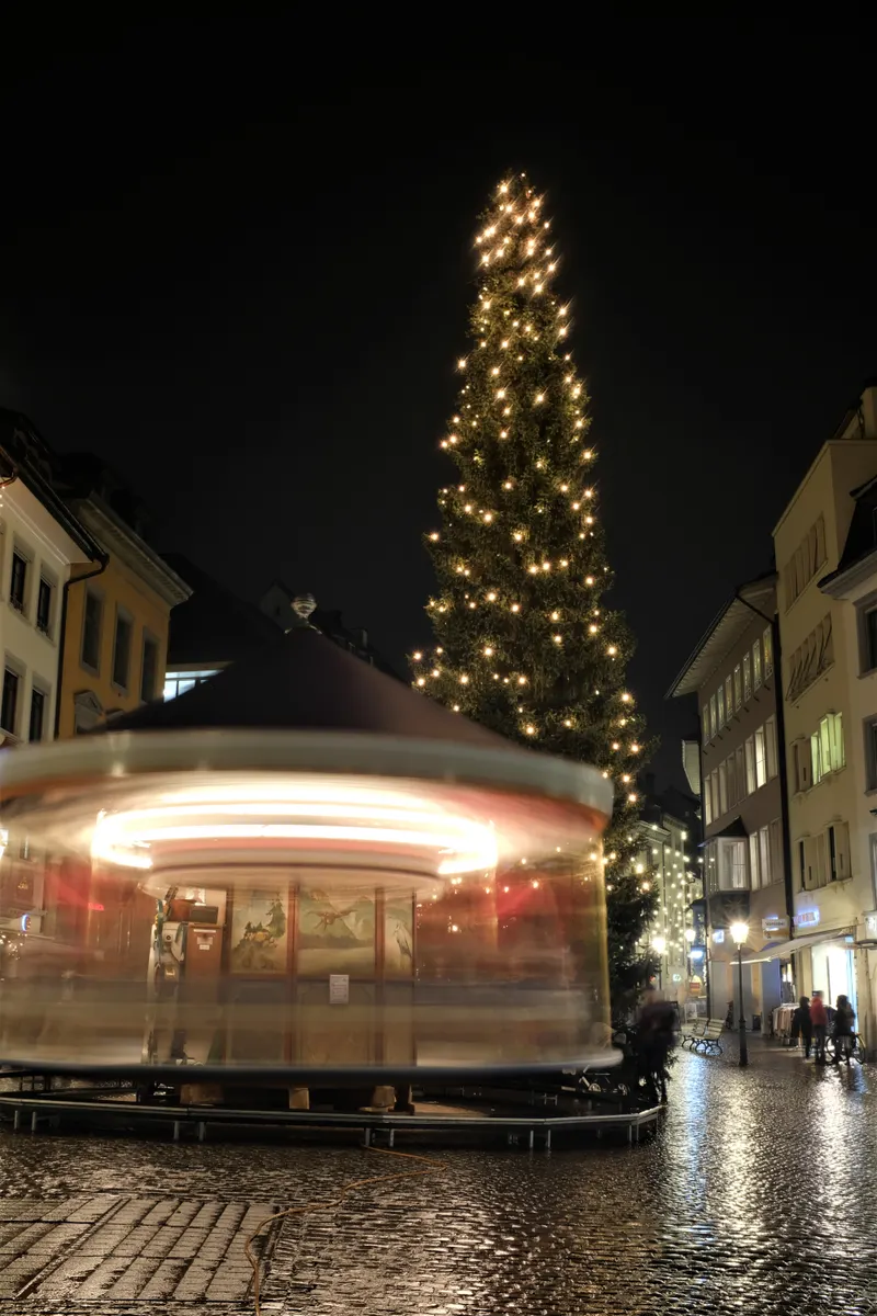 Christbaum und Karussell auf dem Fronwagplatz in Schaffhausen