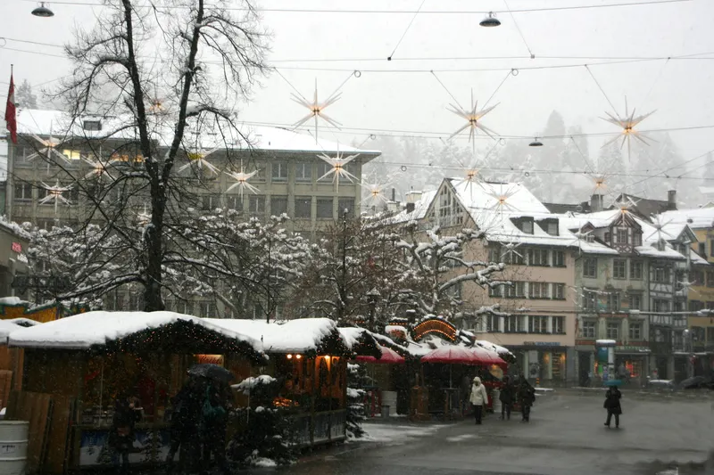 Marktbuden im Schnee unter den Sternen der St. Galler Altstadt