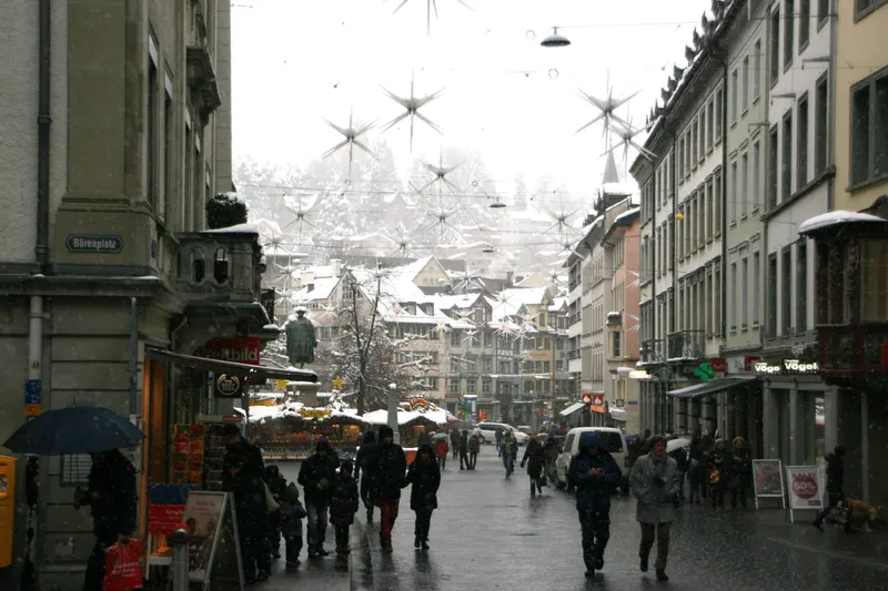Sterne über der St. Galler Marktgasse im Advent
