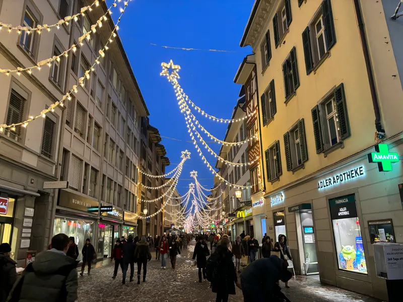 Untertor in Winterthur mit Weihnachtsbeleuchtung am Abend