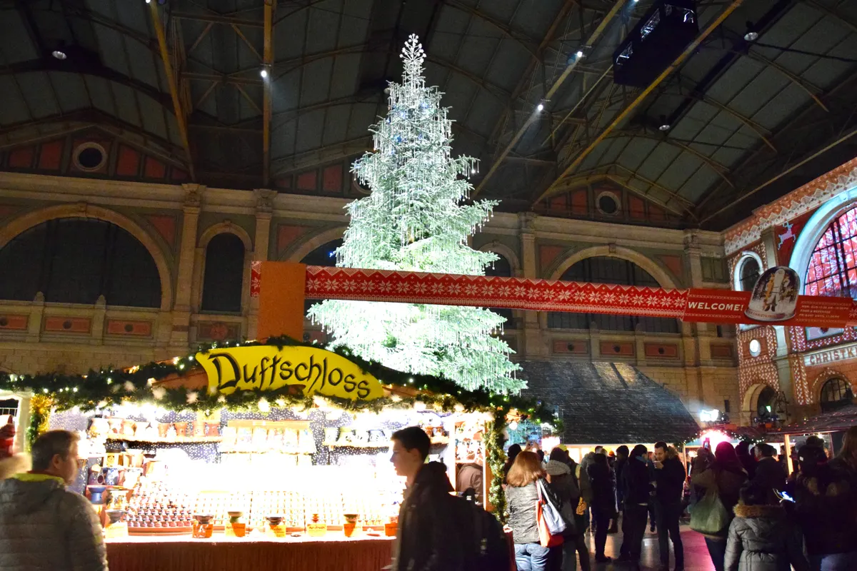 Grosser Weihnachtsbaum und Duftschloss-Stand im Christkindlimarkt im Zürcher Hauptbahnhof