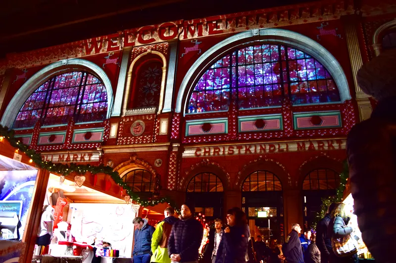 Beleuchteter Eingang des Christkindlimarkts in der Halle des Zürcher Hauptbahnhofs