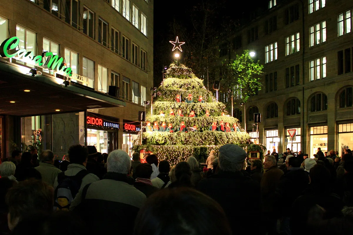 Der Singing Christmas Tree auf dem Werdmühleplatz in Zürich