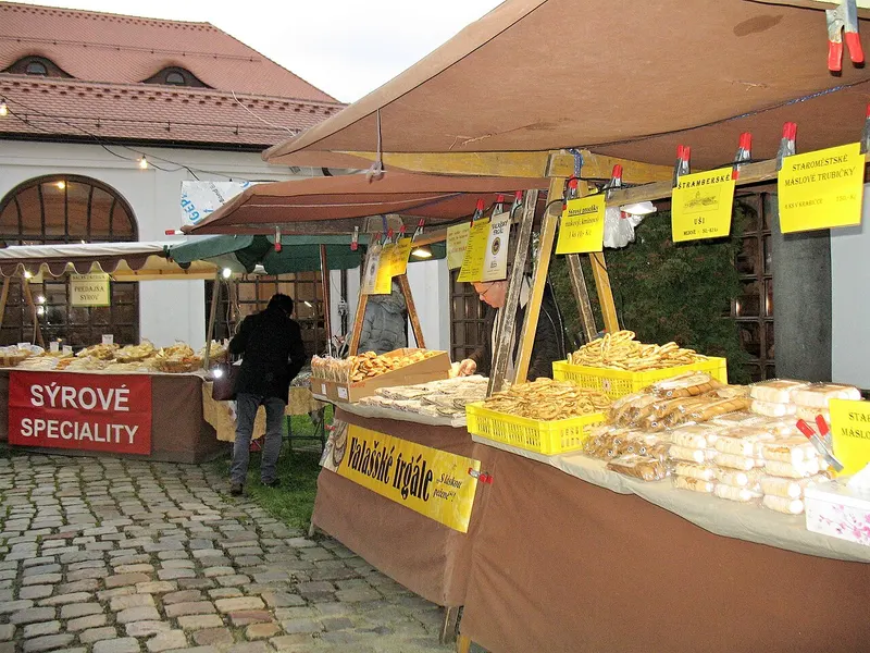 Stánky se sýry a speciality na vánočním trhu v České Lípě
