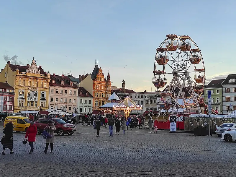 Ruské kolo a stánky trhů na náměstí v Českých Budějovicích