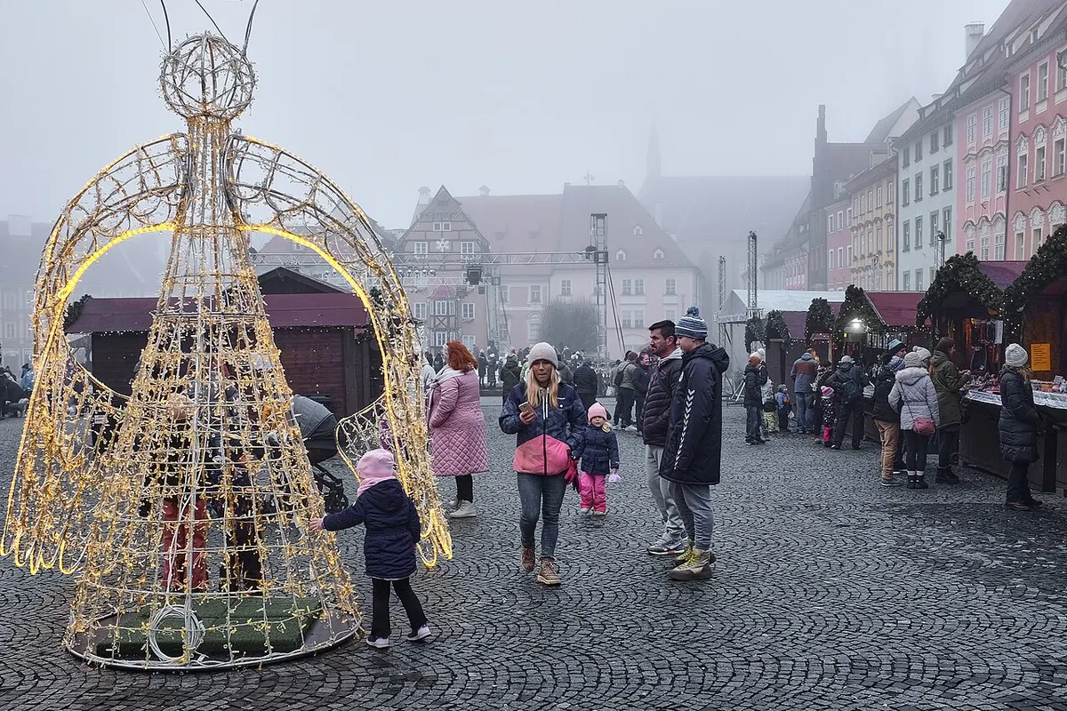Světelný anděl a stánky vánočních trhů na chebském náměstí