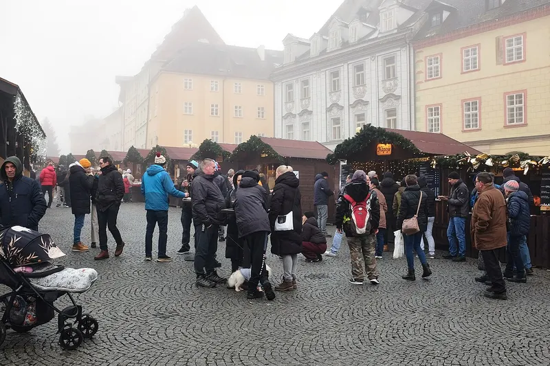 Návštěvníci vánočních trhů na náměstí v Chebu