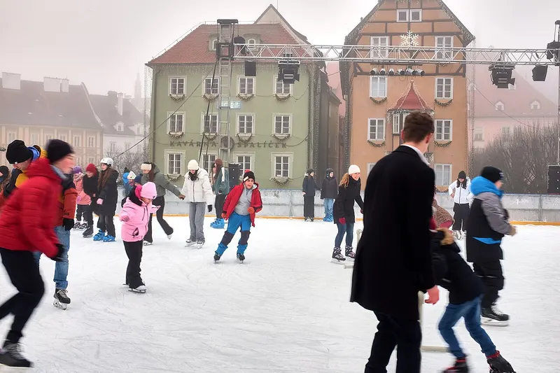 Bruslaři na kluzišti vánočních trhů v Chebu