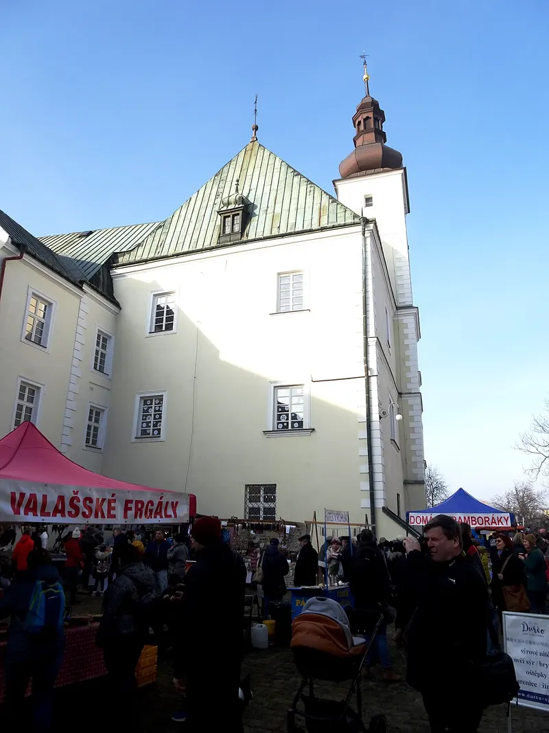 Valašské frgály na nádvoří Frýdeckého zámku při vánočním jarmarku