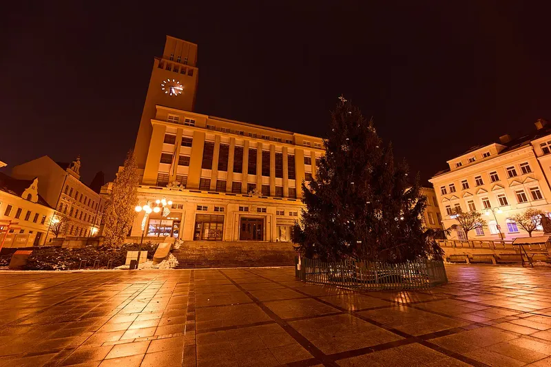 Osvětlený vánoční strom před radnicí v Jablonci nad Nisou