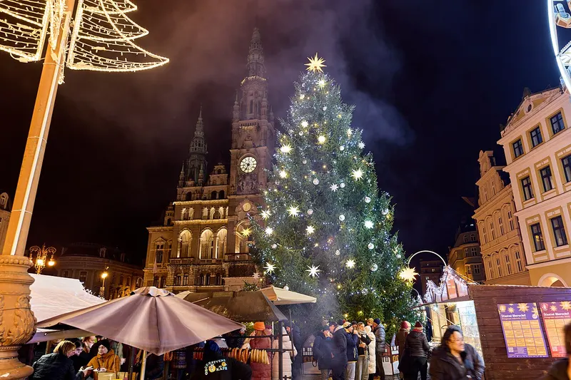 Vánoční strom a radnice nad adventním trhem v Liberci