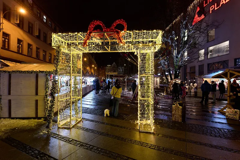Světelná brána s mašlí na vánočním trhu v Liberci
