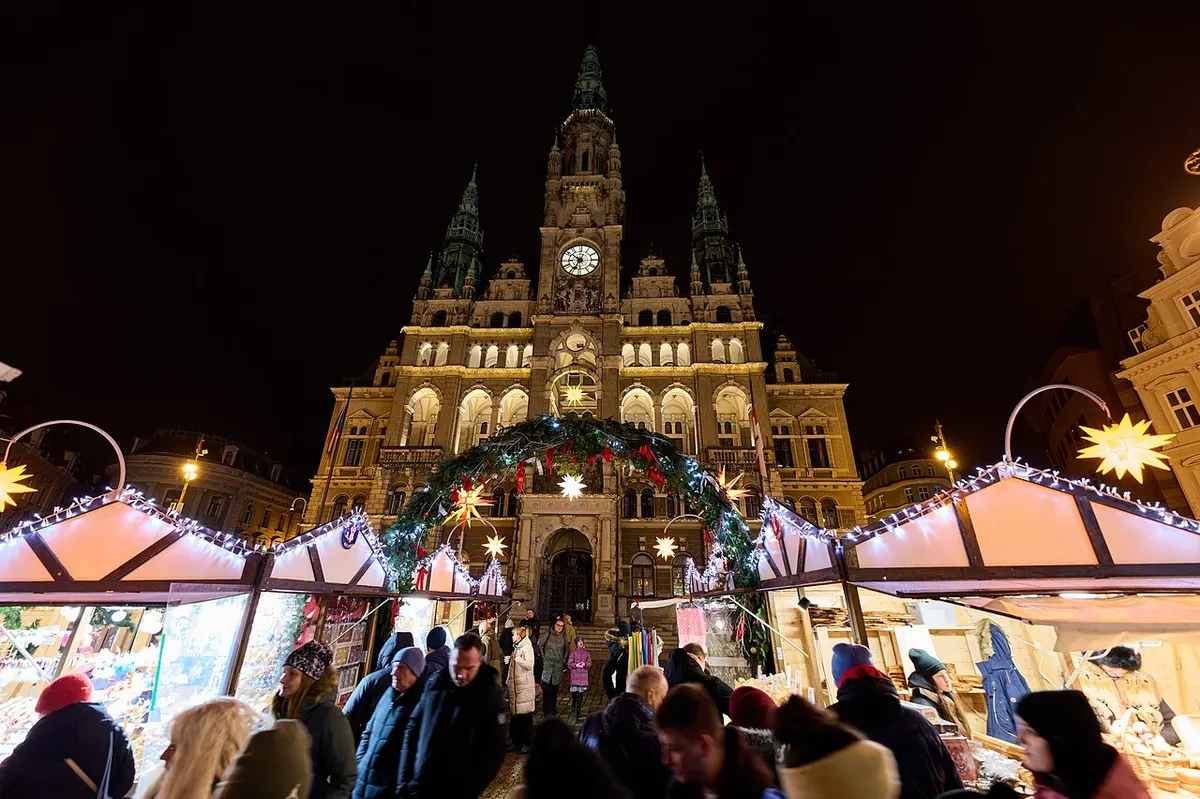 Stánky adventního trhu před libereckou radnicí večer