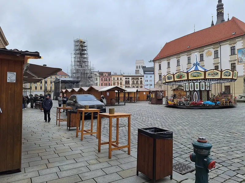 Kolotoč a stánky vánočních trhů na Horním náměstí v Olomouci