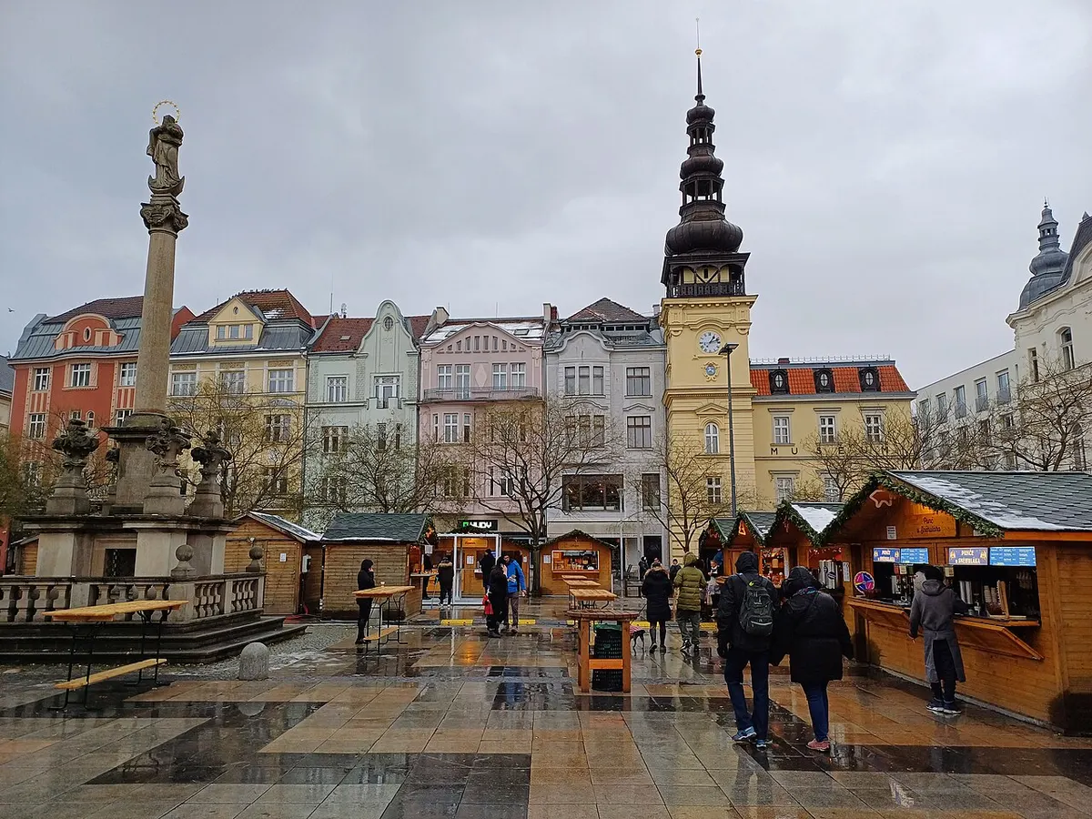 Vánoční trhy na Masarykově náměstí v Ostravě u Mariánského sloupu