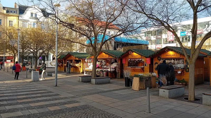 Dřevěné stánky vánočních trhů v centru Ostravy