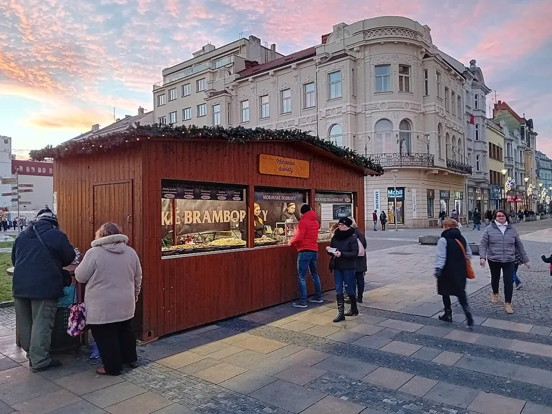 Stánek s dobrotami na vánočních trzích v Ostravě