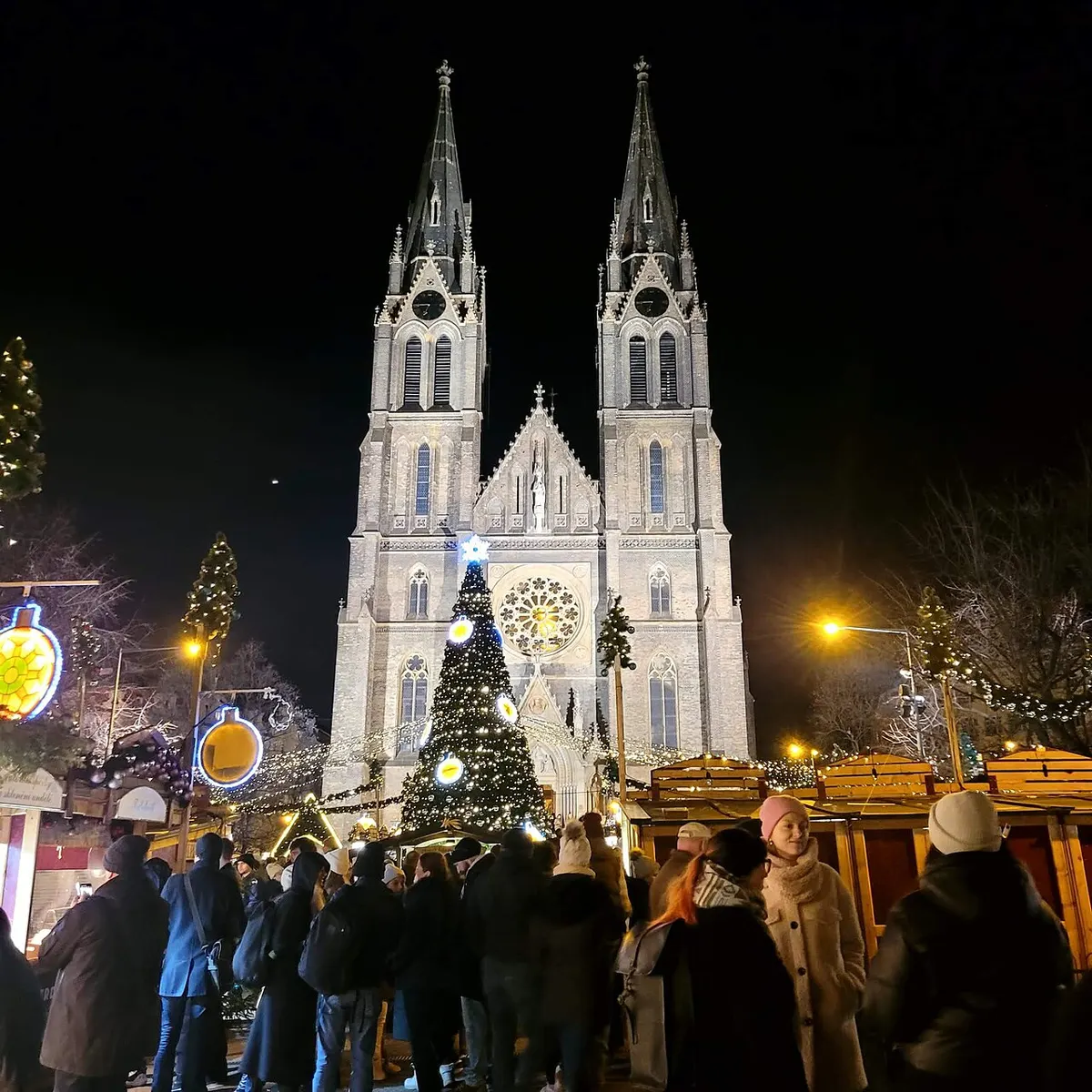Vánoční trh na náměstí Míru v Praze před kostelem sv. Ludmily