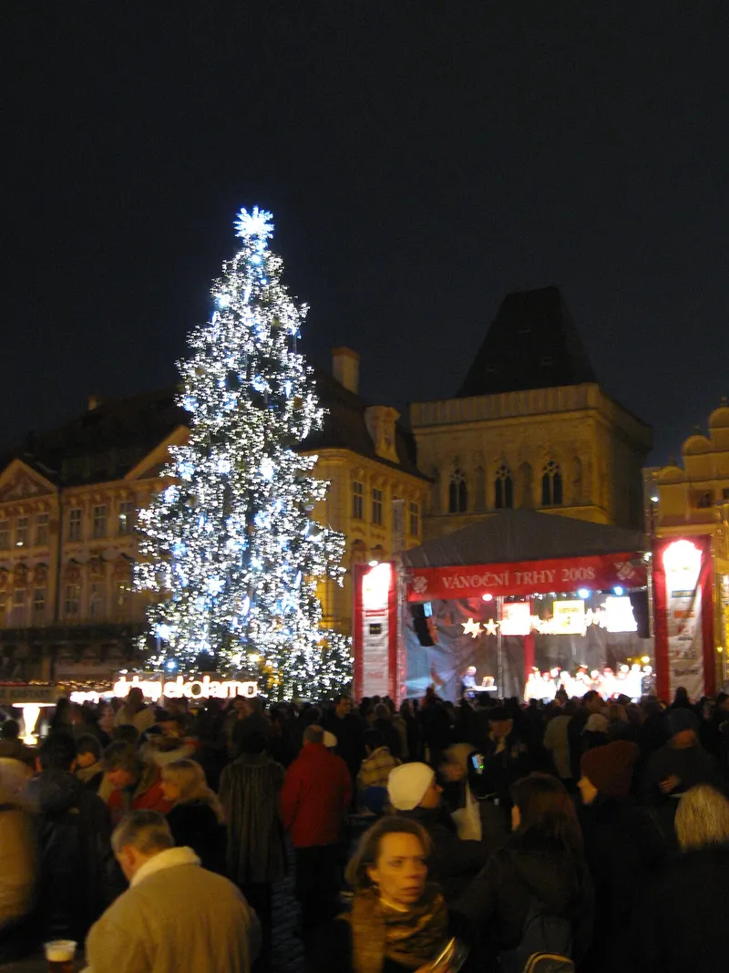 Osvětlený vánoční strom a pódium trhů na Staroměstském náměstí večer