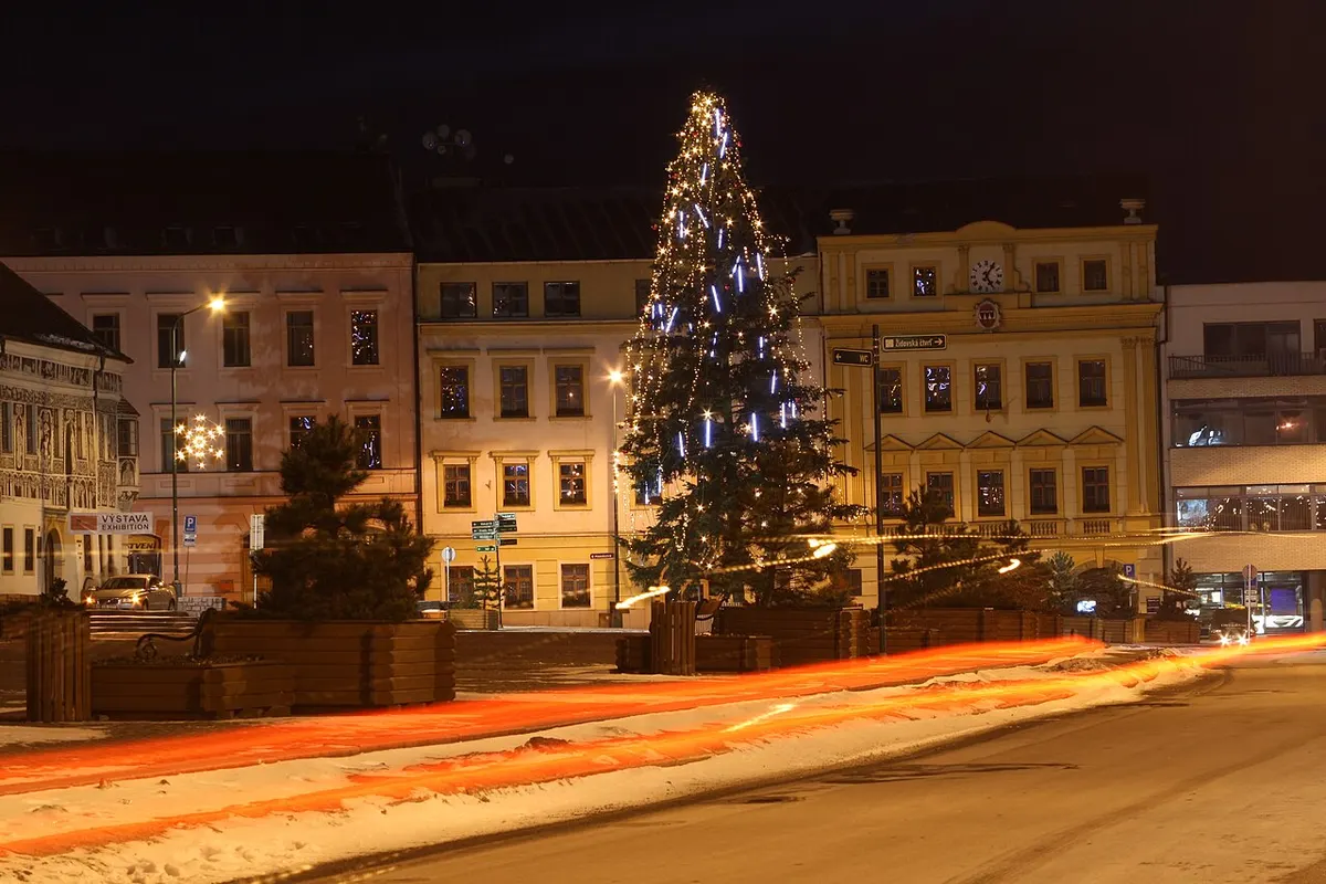 Velký vánoční strom na Karlově náměstí v Třebíči